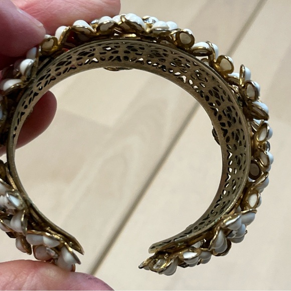 Vintage White Enamel, Rhinestone & Gold Tone Floral Cuff Bracelet Bangle - Picture 10 of 13